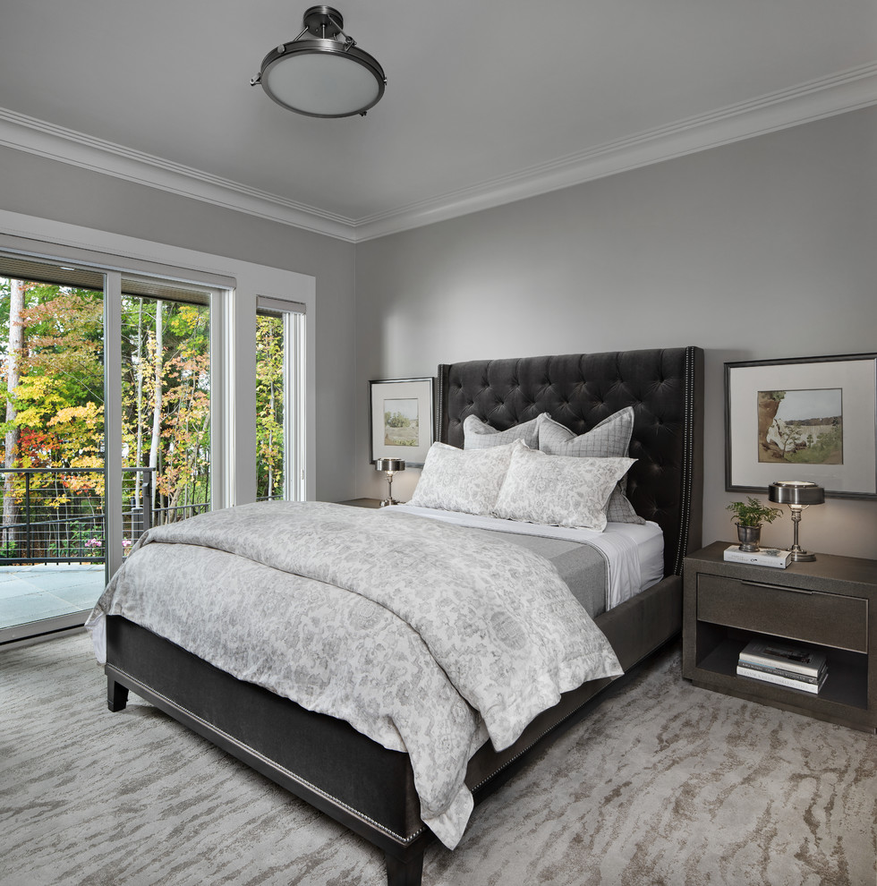 Esempio di una camera da letto chic con pareti grigie, moquette e pavimento beige