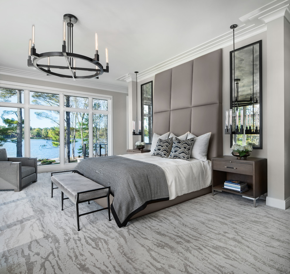 На фото: спальня в стиле неоклассика (современная классика) с ковровым покрытием, бежевым полом и серыми стенами с