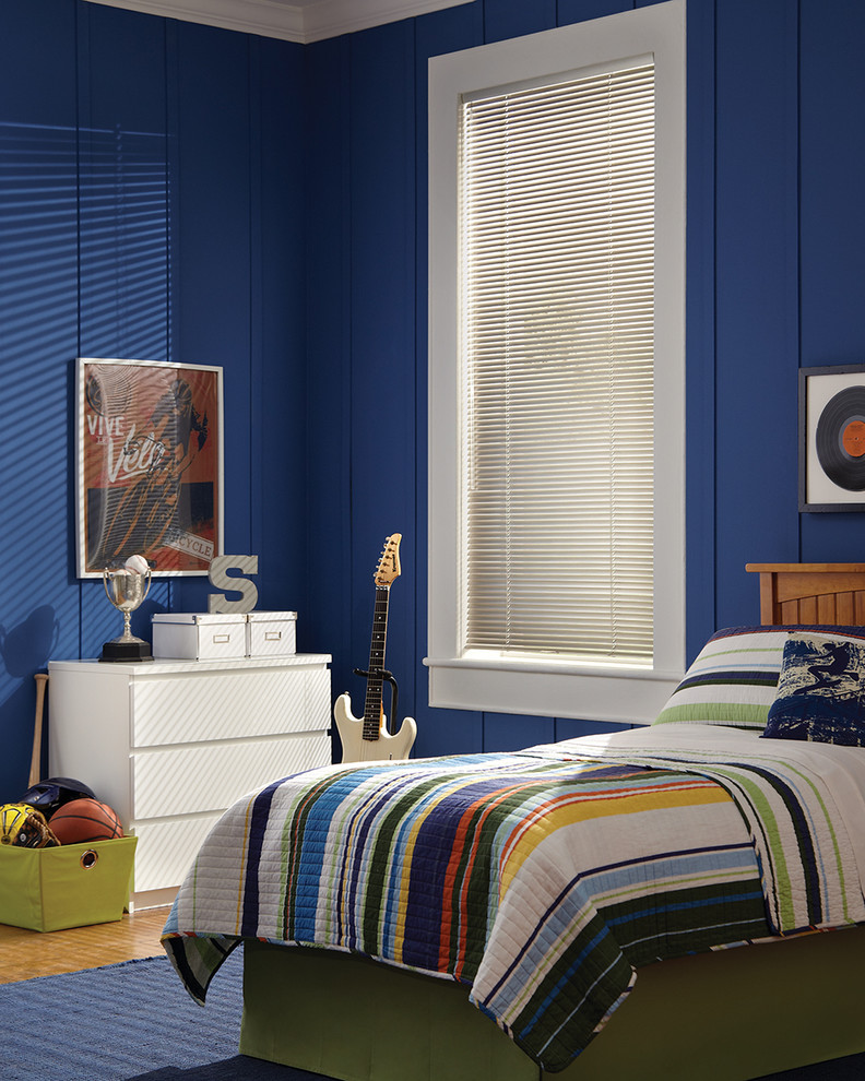 Immagine di una camera degli ospiti contemporanea con pareti blu, parquet chiaro e nessun camino