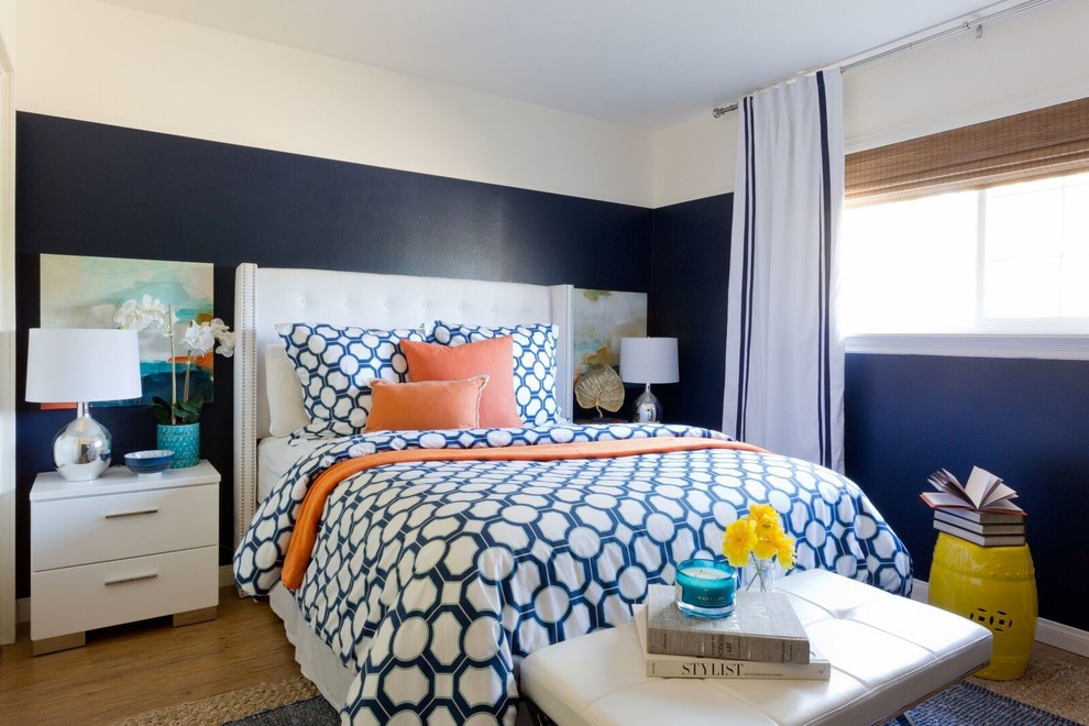 Idées déco pour une chambre parentale moderne de taille moyenne avec un mur bleu, un sol en vinyl et aucune cheminée.