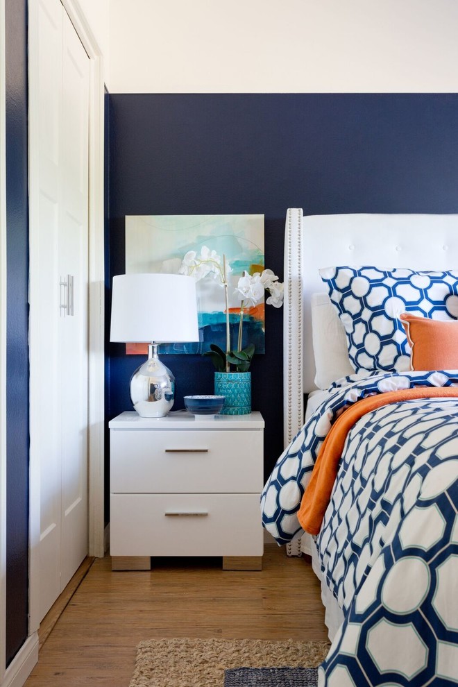 Diseño de dormitorio principal minimalista de tamaño medio sin chimenea con paredes azules y suelo vinílico