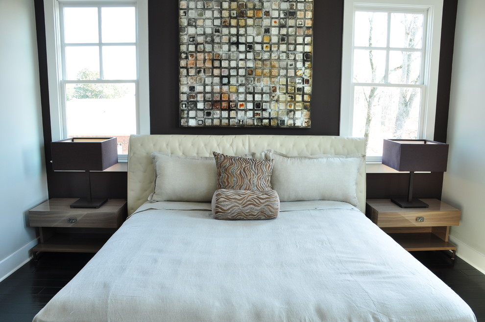 Foto di una camera da letto design con pareti bianche e parquet scuro