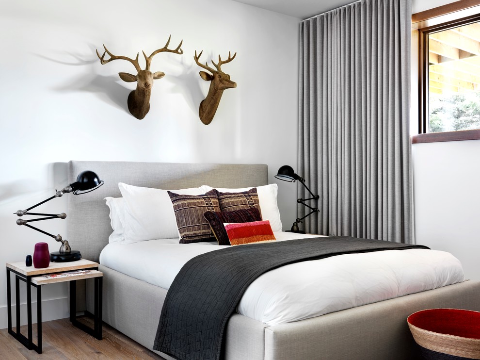 Landhausstil Schlafzimmer mit weißer Wandfarbe und braunem Holzboden in Calgary