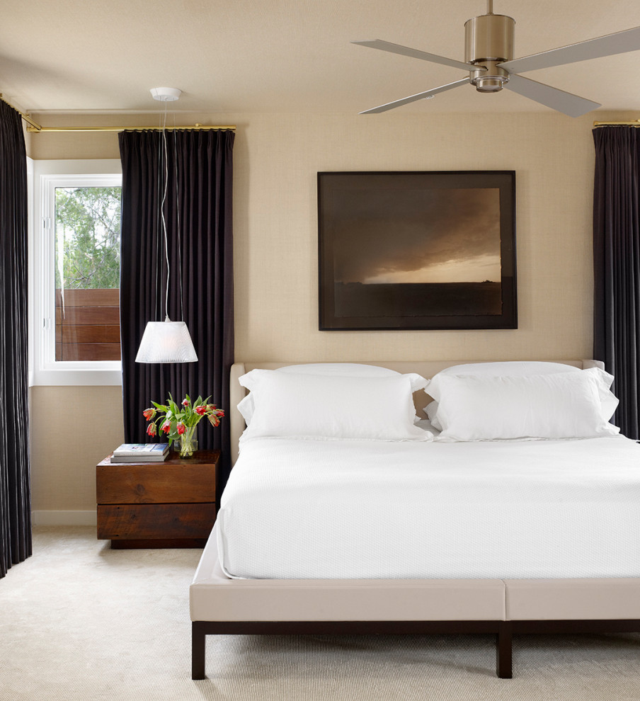 Mittelgroßes Retro Schlafzimmer mit beiger Wandfarbe, Teppichboden und beigem Boden in Austin