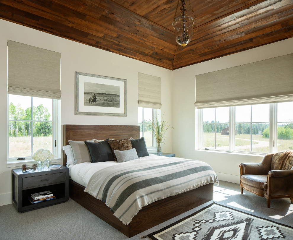 Diseño de dormitorio principal rústico grande con paredes blancas, moqueta, suelo gris y madera