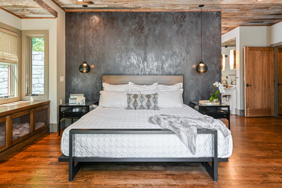 Пример оригинального дизайна: гостевая спальня среднего размера, (комната для гостей) в стиле рустика с черными стенами, темным паркетным полом и коричневым полом без камина