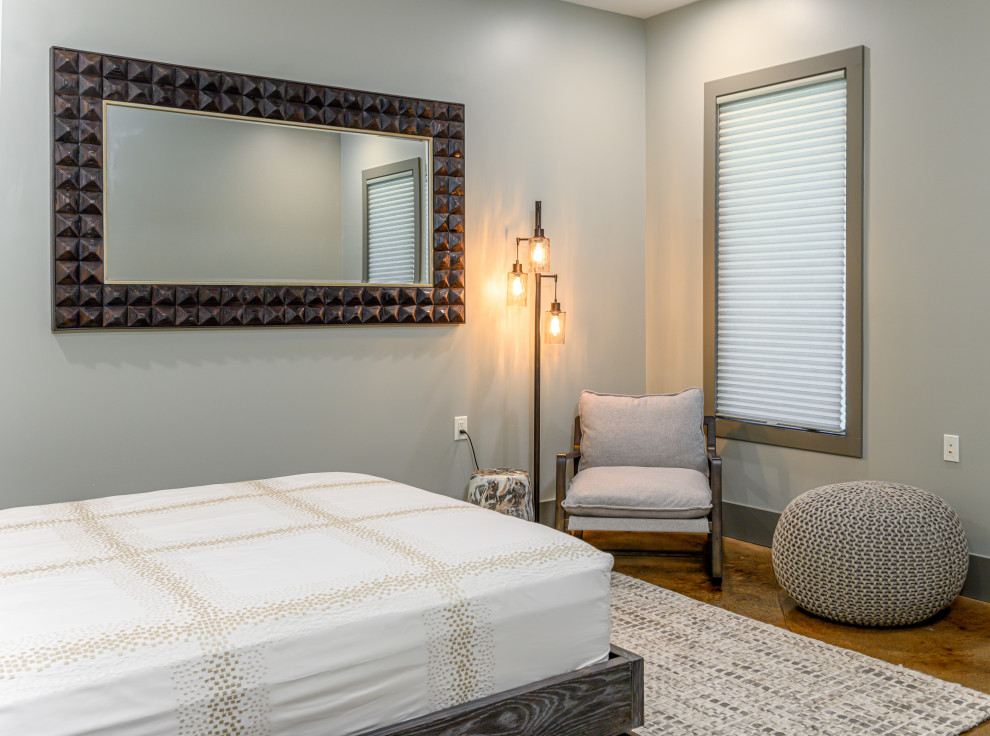 Свежая идея для дизайна: гостевая спальня среднего размера, (комната для гостей) в стиле модернизм с оранжевыми стенами, бетонным полом и коричневым полом без камина - отличное фото интерьера