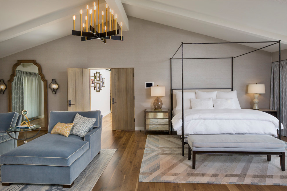 Стильный дизайн: хозяйская спальня в стиле неоклассика (современная классика) с серыми стенами и паркетным полом среднего тона - последний тренд