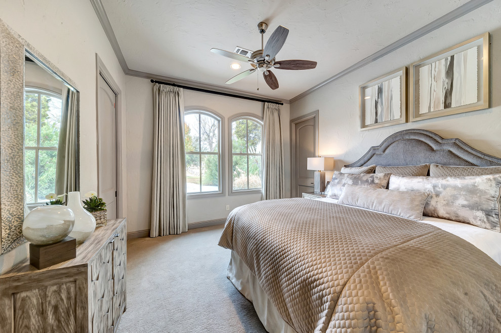 Свежая идея для дизайна: огромная гостевая спальня (комната для гостей) в стиле неоклассика (современная классика) с серыми стенами, ковровым покрытием и серым полом - отличное фото интерьера