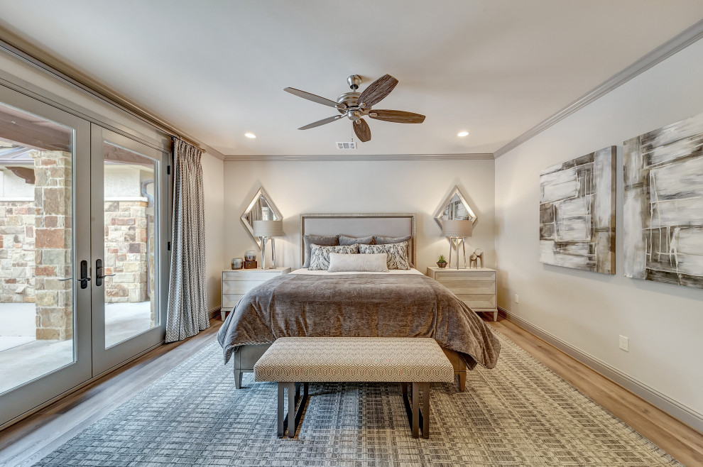 Diseño de habitación de invitados clásica renovada grande con paredes grises, suelo de madera en tonos medios y suelo marrón