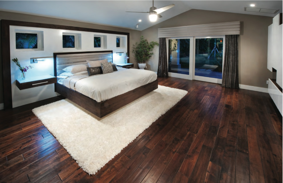 Cette image montre une grande chambre parentale minimaliste avec un mur marron, parquet foncé et aucune cheminée.