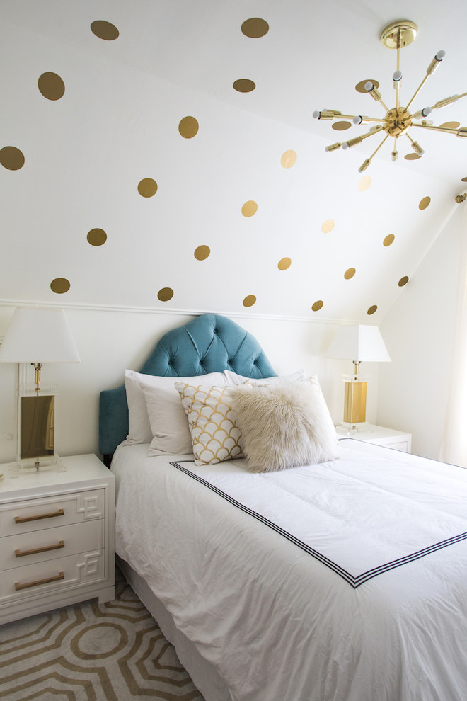 ロサンゼルスにある小さなトランジショナルスタイルのおしゃれな客用寝室 (白い壁、淡色無垢フローリング、暖炉なし)