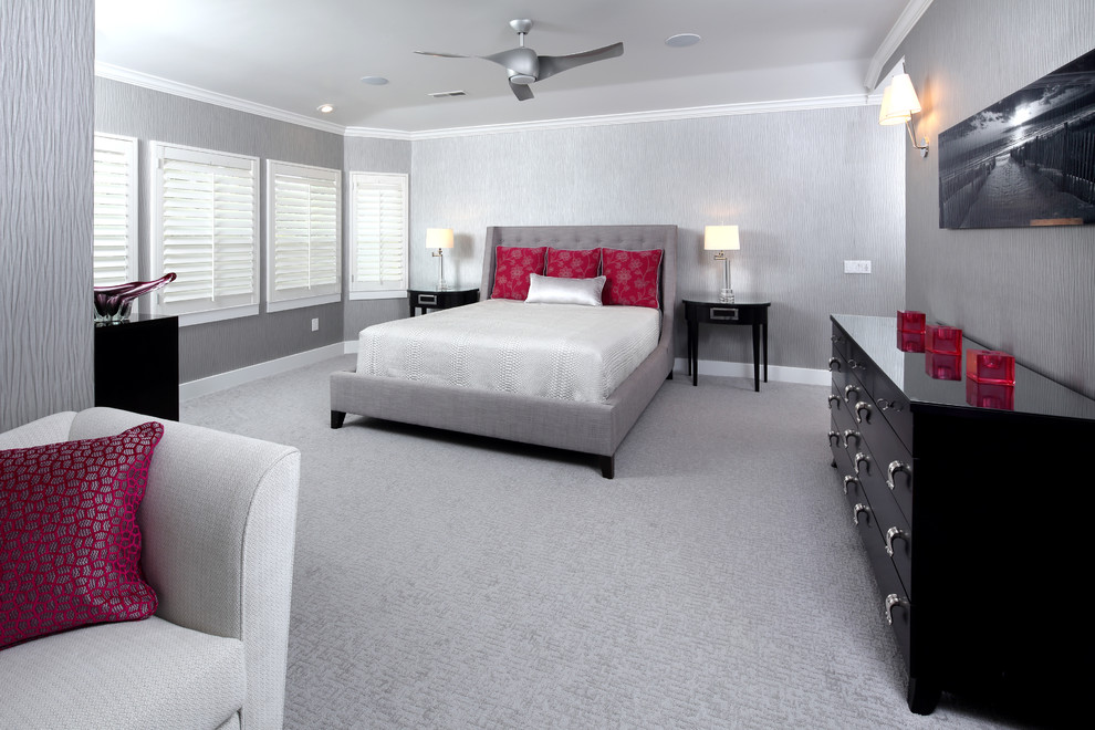 Großes Modernes Hauptschlafzimmer ohne Kamin mit grauer Wandfarbe und Teppichboden in San Francisco