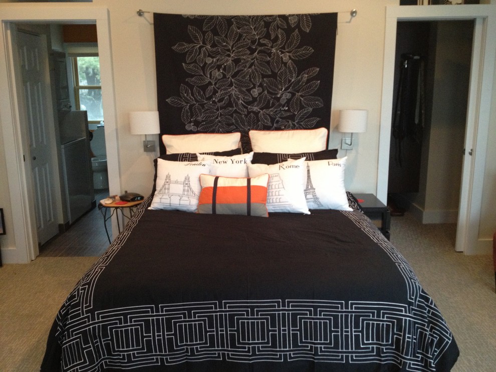 This is an example of a modern bedroom in Grand Rapids.