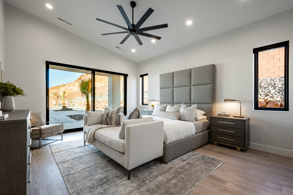 Modernes Gästezimmer ohne Kamin mit grauer Wandfarbe, braunem Holzboden und braunem Boden in Salt Lake City