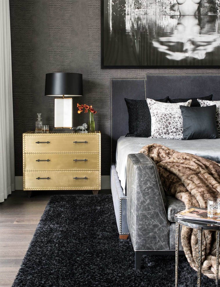 Foto de dormitorio principal minimalista grande con paredes grises y suelo de madera en tonos medios