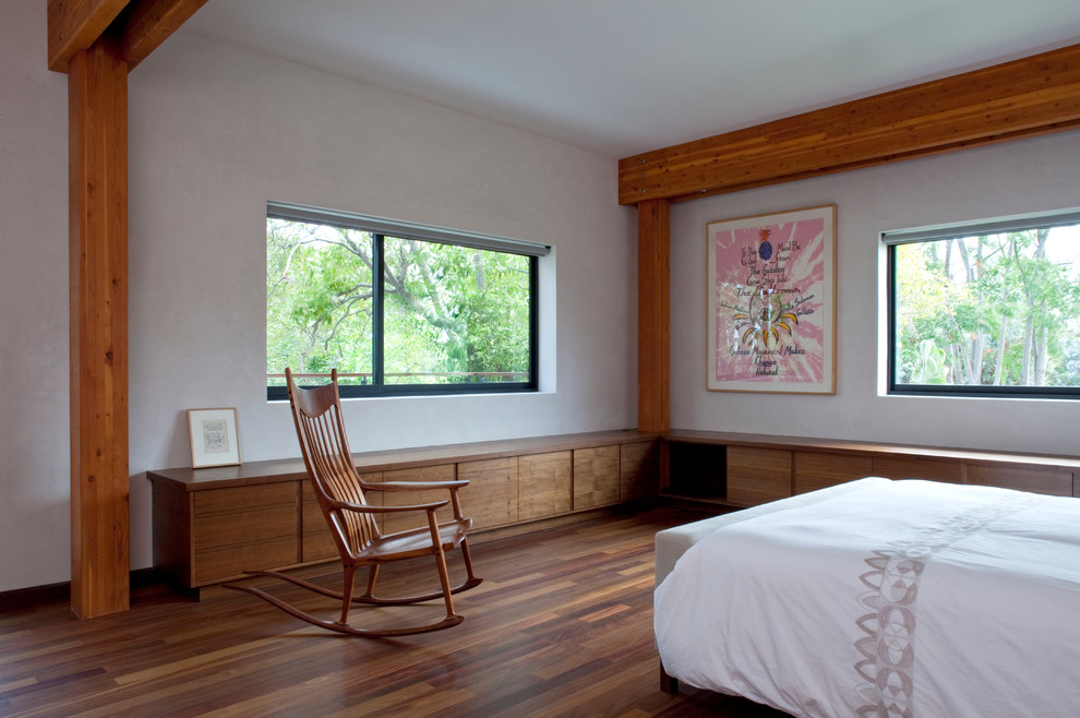 Пример оригинального дизайна: спальня в современном стиле с серыми стенами и темным паркетным полом