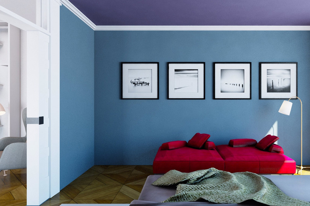 Idee per una camera matrimoniale moderna di medie dimensioni con pareti blu, pavimento in legno massello medio e nessun camino