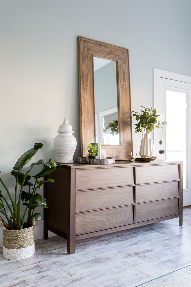 Réalisation d'une grande chambre parentale bohème avec un mur vert et parquet peint.