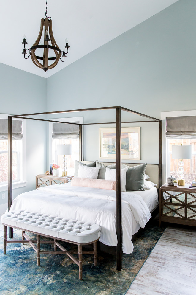 Свежая идея для дизайна: большая хозяйская спальня в стиле лофт с зелеными стенами и деревянным полом - отличное фото интерьера