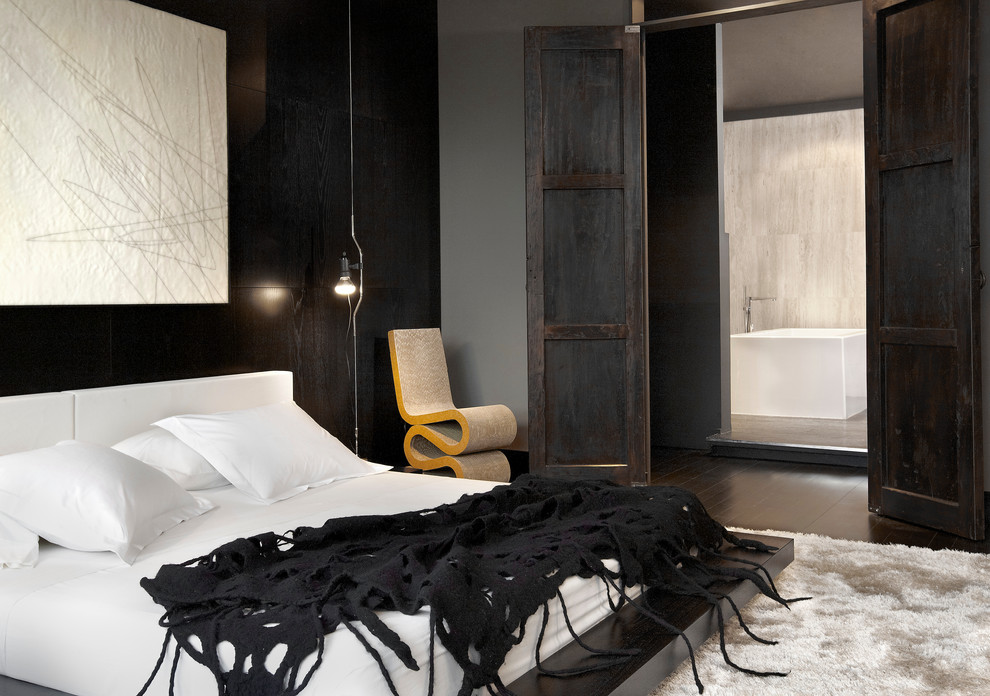 Стильный дизайн: хозяйская спальня в современном стиле с черными стенами - последний тренд