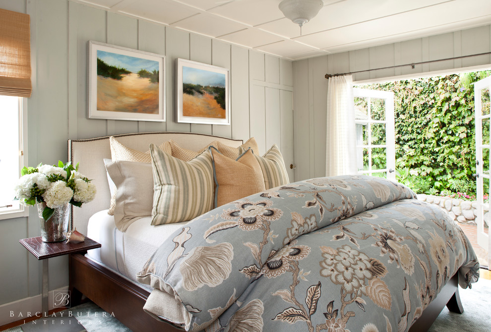 Ejemplo de dormitorio principal marinero con paredes verdes y suelo de madera en tonos medios