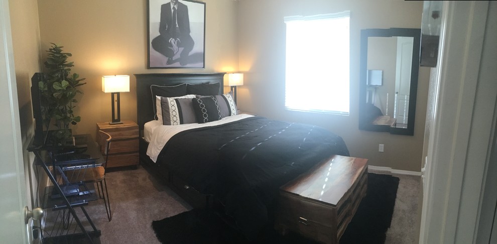 Пример оригинального дизайна: спальня среднего размера в стиле рустика с бежевыми стенами и ковровым покрытием без камина