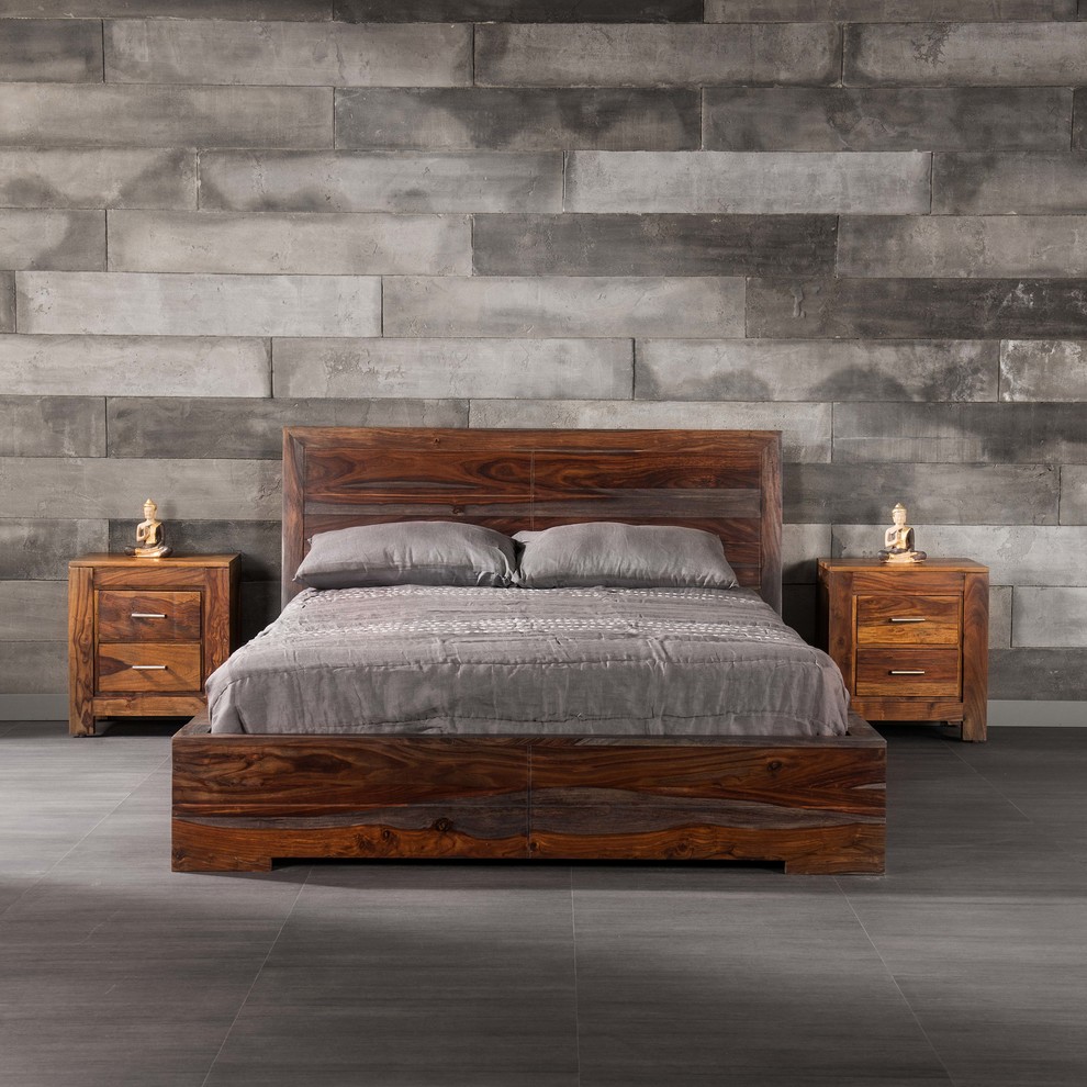 Стильный дизайн: большая хозяйская спальня в стиле лофт с серыми стенами и серым полом - последний тренд