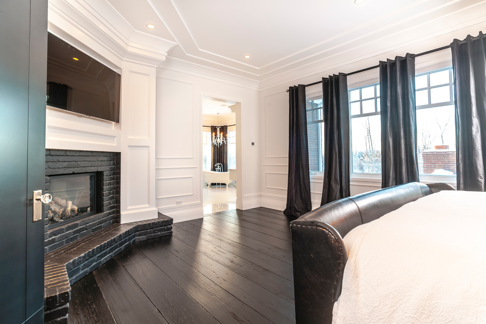 Modelo de habitación de invitados moderna de tamaño medio con paredes blancas, suelo de madera oscura, chimenea de esquina y marco de chimenea de ladrillo