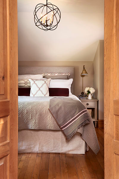 Свежая идея для дизайна: хозяйская спальня среднего размера в стиле кантри с паркетным полом среднего тона и бежевыми стенами без камина - отличное фото интерьера
