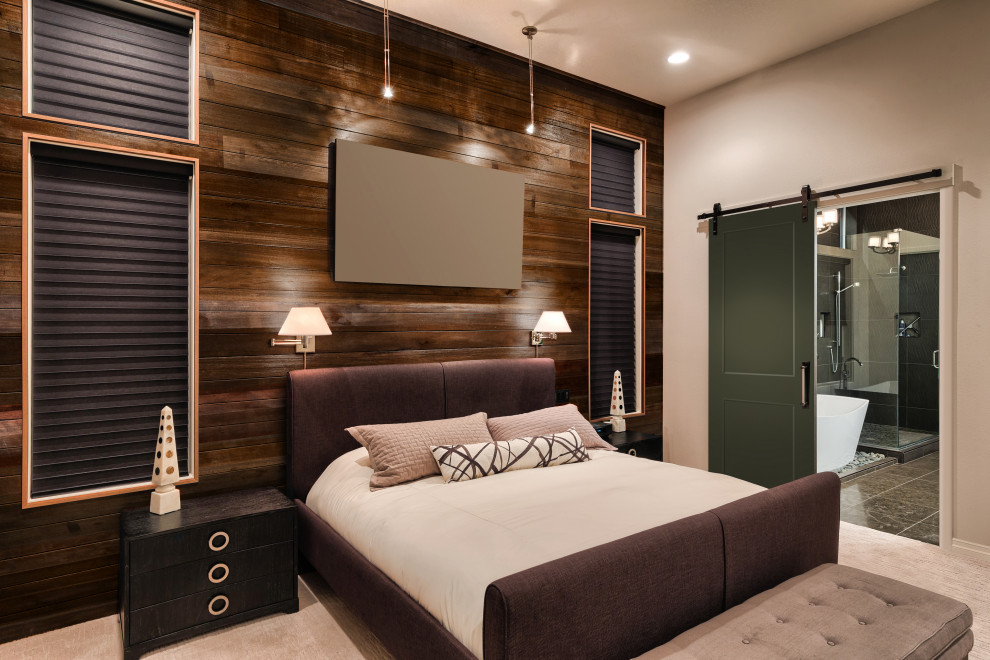 Großes Uriges Hauptschlafzimmer ohne Kamin mit beiger Wandfarbe, Teppichboden, beigem Boden, gewölbter Decke und Holzwänden in Los Angeles