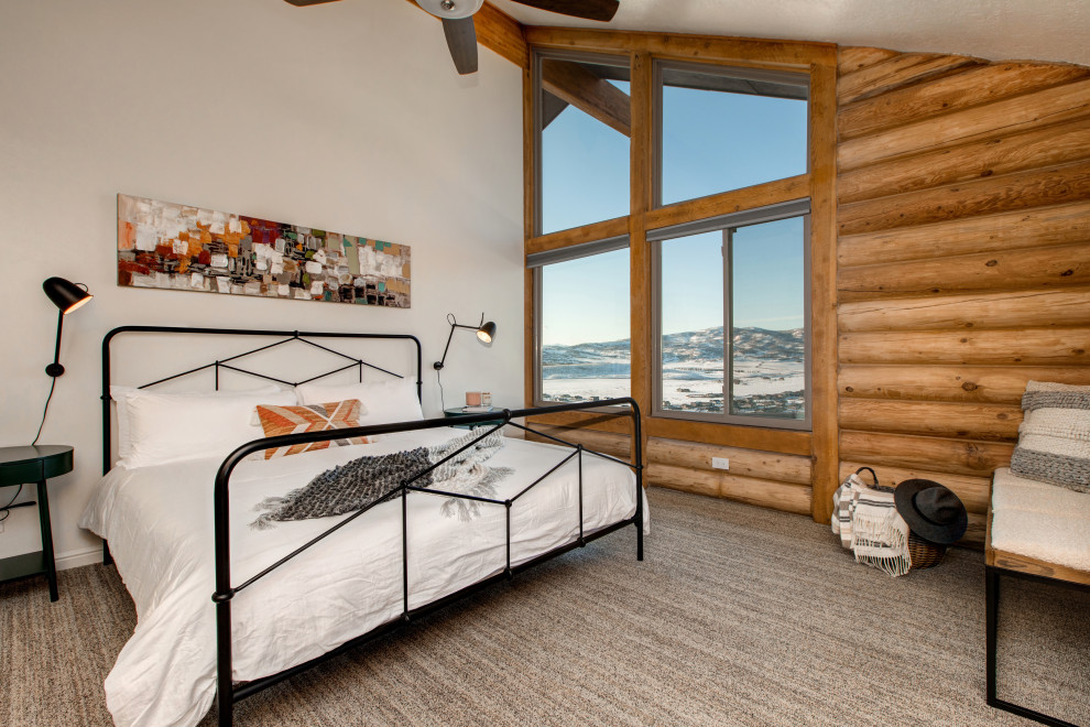 Источник вдохновения для домашнего уюта: спальня в стиле рустика с белыми стенами, ковровым покрытием, серым полом, сводчатым потолком и деревянными стенами