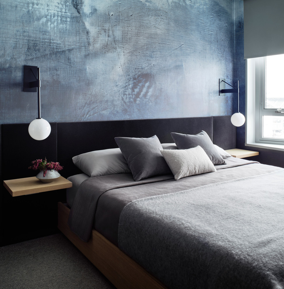 Ispirazione per una camera matrimoniale design con pareti blu, moquette e pavimento grigio