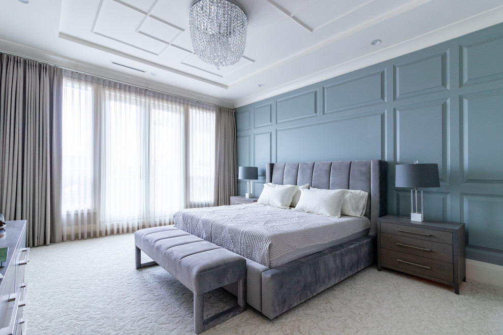 Пример оригинального дизайна: хозяйская спальня среднего размера в современном стиле с зелеными стенами, ковровым покрытием, бежевым полом, кессонным потолком и панелями на части стены