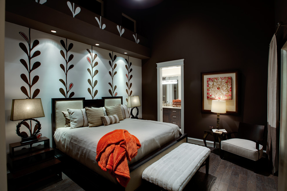 Пример оригинального дизайна: спальня среднего размера в стиле модернизм с коричневыми стенами и темным паркетным полом