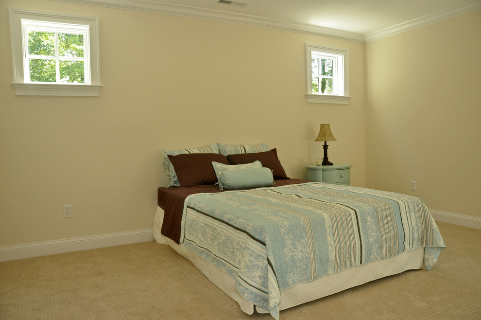 Ejemplo de habitación de invitados costera de tamaño medio con paredes beige, moqueta y suelo beige