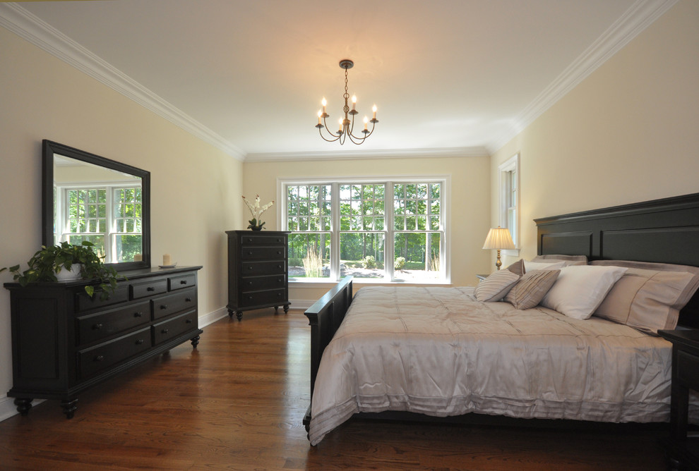 Идея дизайна: хозяйская спальня среднего размера в классическом стиле с бежевыми стенами, темным паркетным полом и коричневым полом