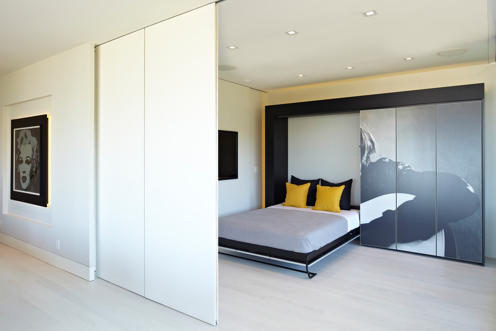 Foto de habitación de invitados actual de tamaño medio sin chimenea con paredes blancas, suelo de madera clara y suelo beige