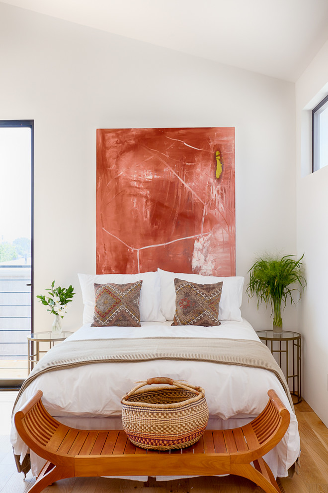 Foto de habitación de invitados contemporánea con paredes blancas y suelo de madera en tonos medios
