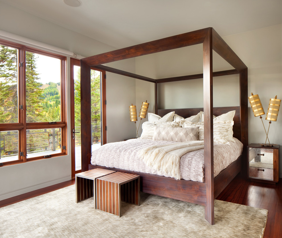 Свежая идея для дизайна: большая хозяйская спальня в стиле рустика с паркетным полом среднего тона и белыми стенами без камина - отличное фото интерьера