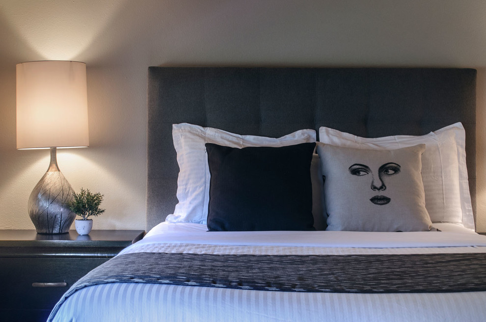 Imagen de habitación de invitados moderna de tamaño medio con paredes grises y moqueta