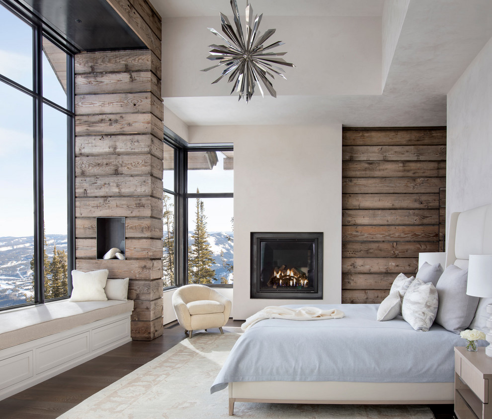 他の地域にあるラスティックスタイルのおしゃれな主寝室 (白い壁、無垢フローリング、標準型暖炉)