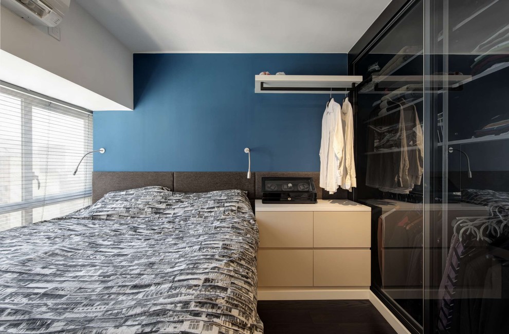 Modelo de dormitorio actual con paredes azules