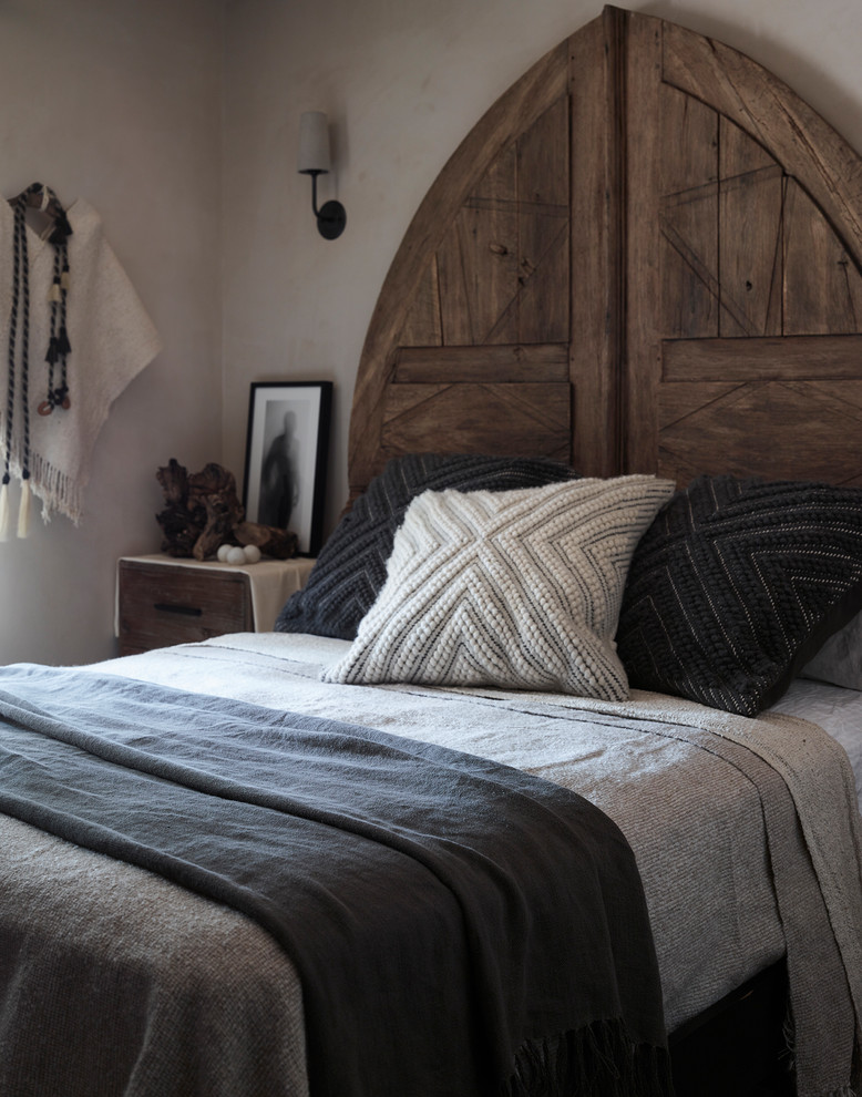 Esempio di una piccola camera degli ospiti stile rurale con pareti beige, parquet chiaro e pavimento marrone