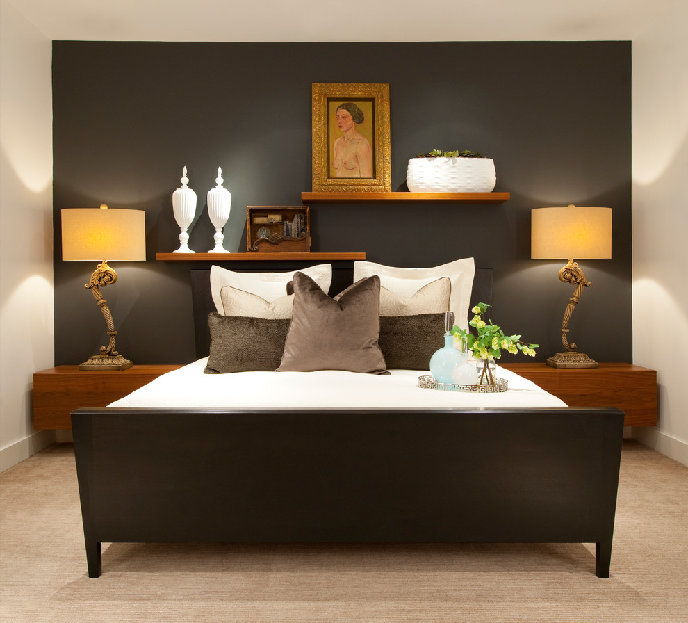Großes Modernes Hauptschlafzimmer mit brauner Wandfarbe und Teppichboden in Sonstige