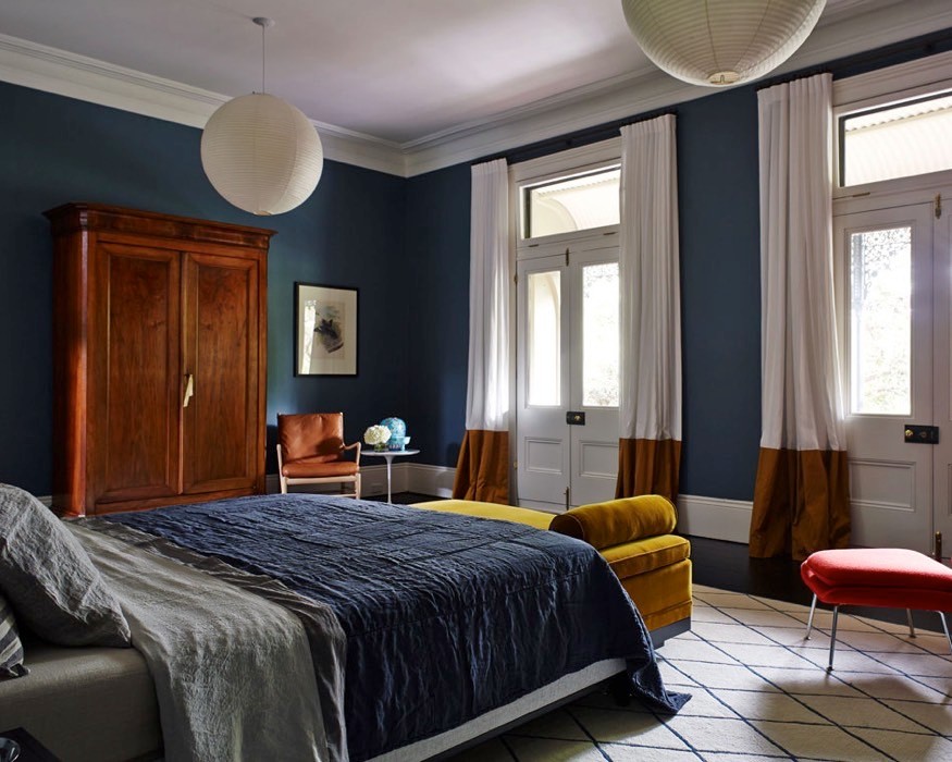 Bild på ett stort funkis sovrum, med blå väggar och mörkt trägolv