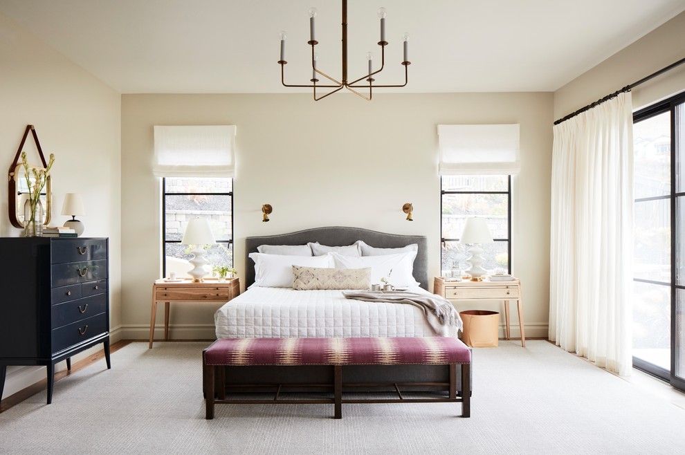 サンフランシスコにあるトランジショナルスタイルのおしゃれな主寝室 (ベージュの壁、無垢フローリング、茶色い床、グレーとブラウン) のインテリア