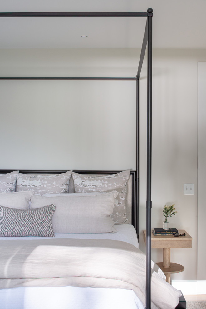 Свежая идея для дизайна: хозяйская спальня среднего размера в стиле кантри с белыми стенами и светлым паркетным полом - отличное фото интерьера
