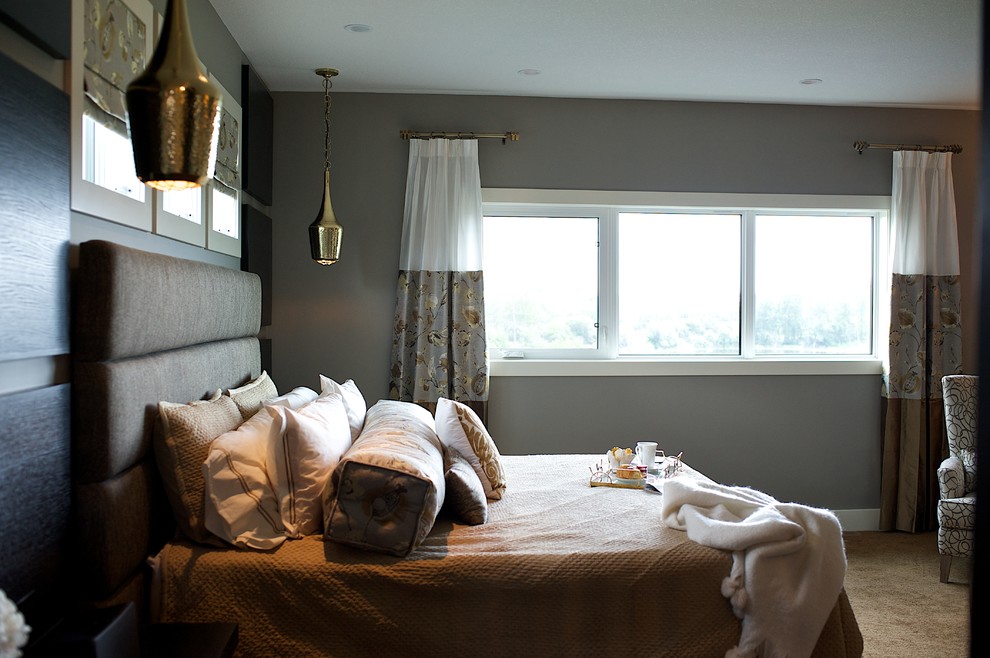 Свежая идея для дизайна: большая хозяйская спальня в стиле неоклассика (современная классика) с серыми стенами, ковровым покрытием, стандартным камином и фасадом камина из штукатурки - отличное фото интерьера