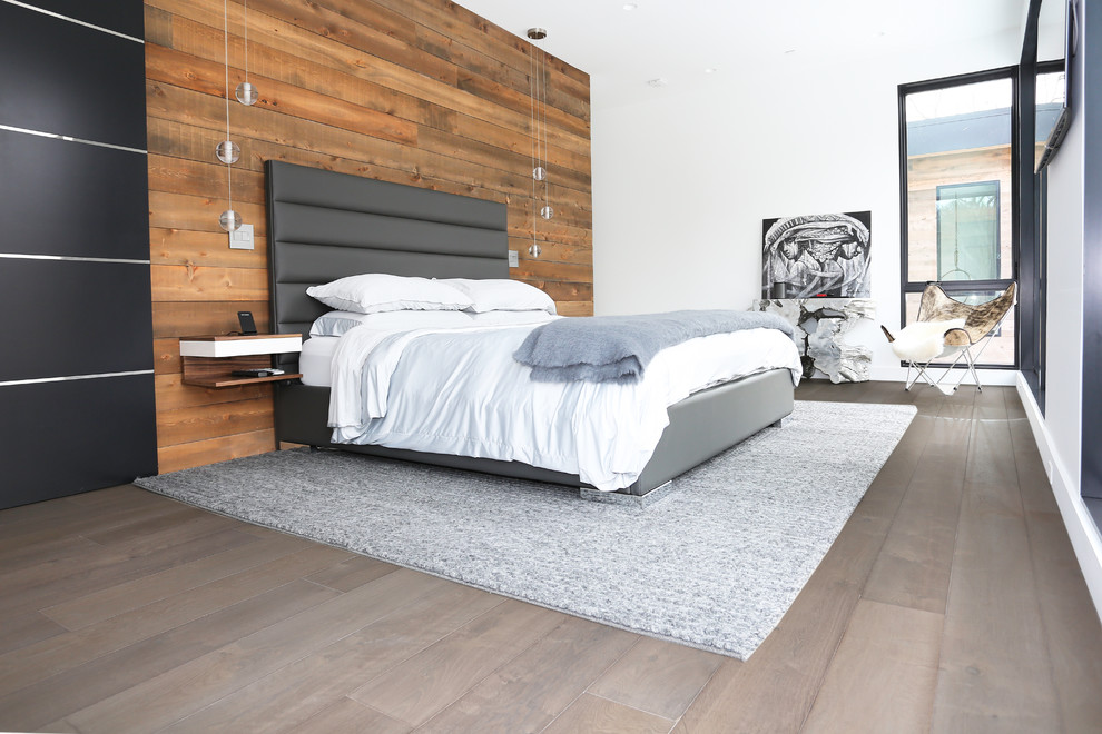 Idee per una camera matrimoniale moderna di medie dimensioni con pareti bianche, pavimento in legno massello medio e pavimento grigio